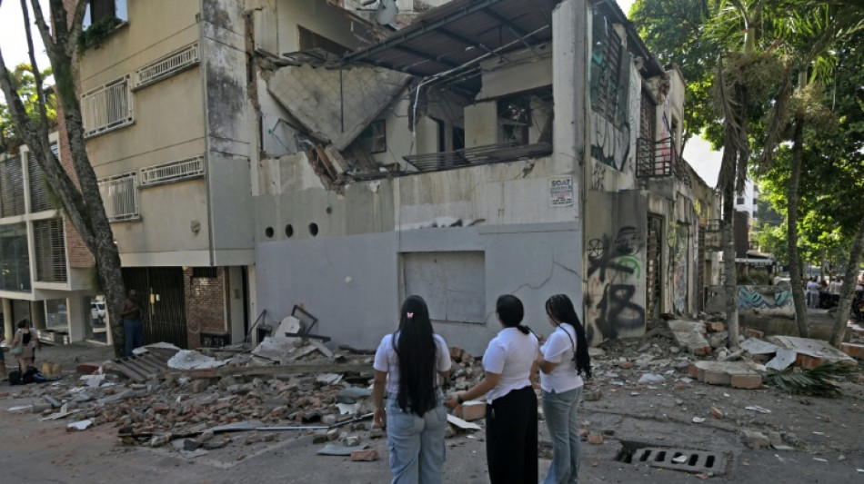 Socorristas buscam sobreviventes de terremoto que matou 111 na Col&ocirc;mbia
