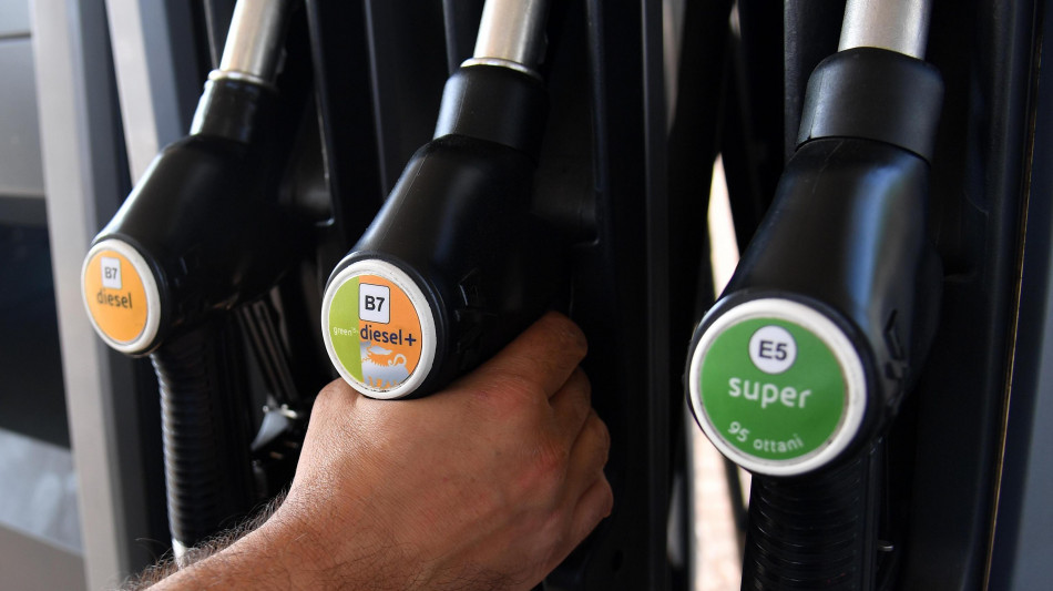 Mimit, prezzo benzina self in lieve rialzo a 1,743 euro al litro