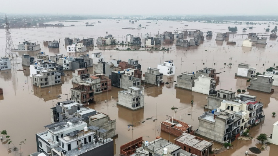 Pakistan evacuates half a million people stranded by floods