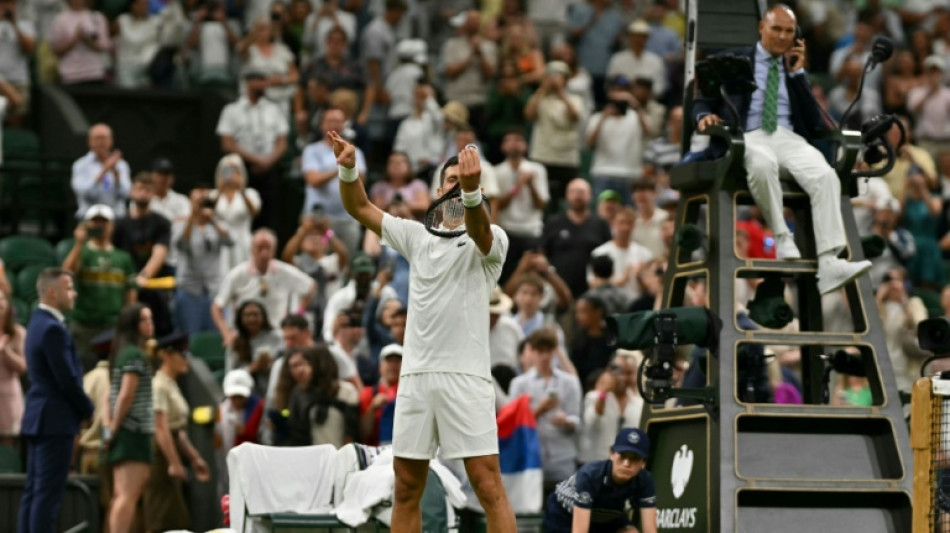 Djokovic sofre, mas vence em sua estreia em Wimbledon