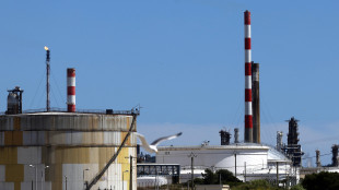 Il petrolio cede pi&ugrave; del 3% dopo parole Bessent su possibile accordo Usa-Iran