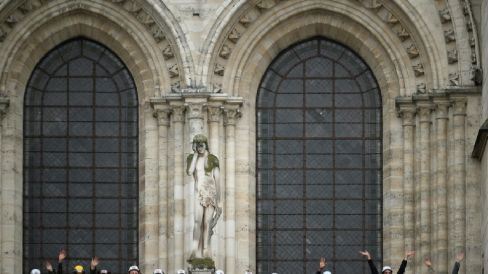 Charles III. l&auml;sst sich Restaurierung der Pariser Kathedrale Notre-Dame zeigen