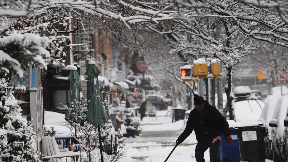 Tempesta di neve nel nord-est Usa, 5.000 voli cancellati e forti disagi