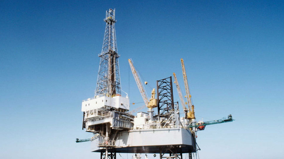Il petrolio scende, Brent è a 65 dollari al barile