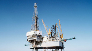Il petrolio scende, Brent è a 65 dollari al barile