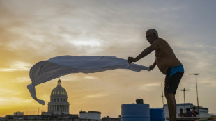 Cubanos duermen en azoteas y espacios p&uacute;blicos ante el calor y los apagones