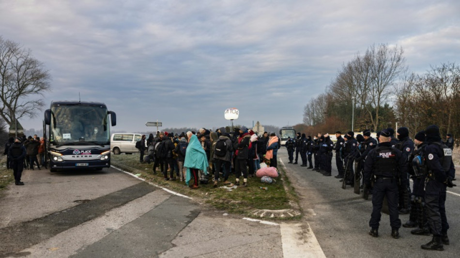 Etwa 1200 Migranten von der K&uuml;ste bei Calais in Notunterk&uuml;nfte gebracht