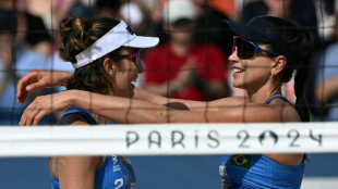 B&aacute;rbara e Carol avan&ccedil;am &agrave;s oitavas no v&ocirc;lei de praia em Paris; George e Andr&eacute; perdem para dupla cubana