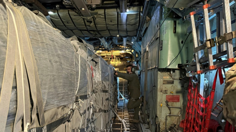 A bordo de un C-130 jordano que lanza ayuda a Gaza desde el aire