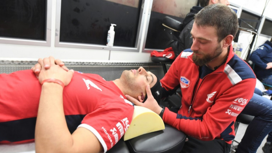24 Heures Motos: dans la nuit, le travail de l'ombre des ost&eacute;opathes