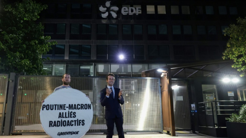 Dos activistas de Greenpeace inculpados en Francia por robo de estatua de cera de Macron