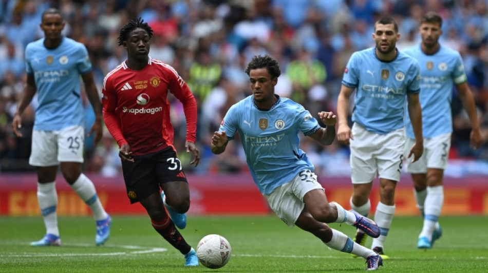 Guardiola diz que Oscar Bobb vai desfalcar City por "3 ou 4 meses" ap&oacute;s fraturar perna