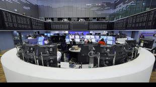 Borsa: Milano chiude in calo (-0,95%), controcorrente Mps-Mediobanca ed Eni