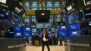 Wall Street se tasse l&eacute;g&egrave;rement, retient son souffle avant Nvidia
