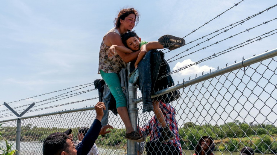 Malgr&eacute; les bou&eacute;es et les barbel&eacute;s, les migrants continuent d'arriver au Texas