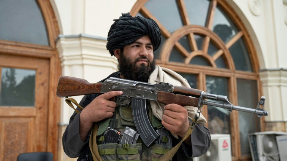 Taliban-K&auml;mpfer feiern vor geschlossener US-Botschaft Jahrestag der Macht&uuml;bernahme 
