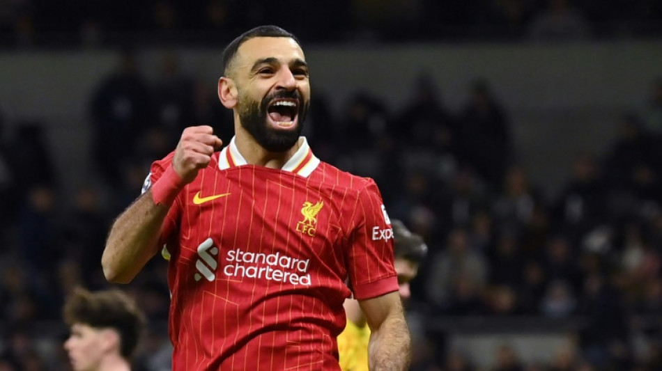 Salah brilha e l&iacute;der Liverpool atropela Tottenham; United perde em casa