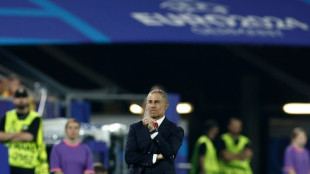 Sylvinho renova como t&eacute;cnico da Alb&acirc;nia 