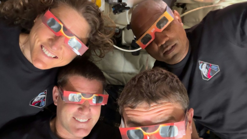 Artemis-Astronauten telefonieren mit Insassen der ISS