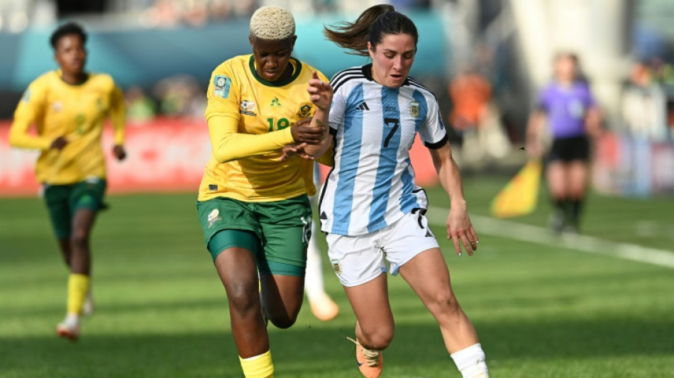 Argentina logra un esperanzador empate e Inglaterra atisba la clasificaci&oacute;n