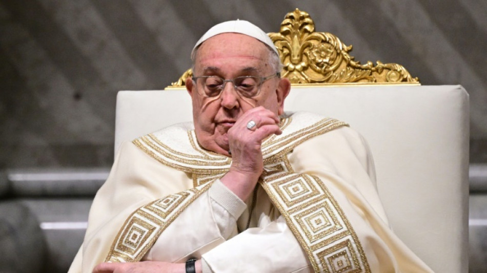 Nuit paisible pour le pape, hospitalisé pour pneumonie