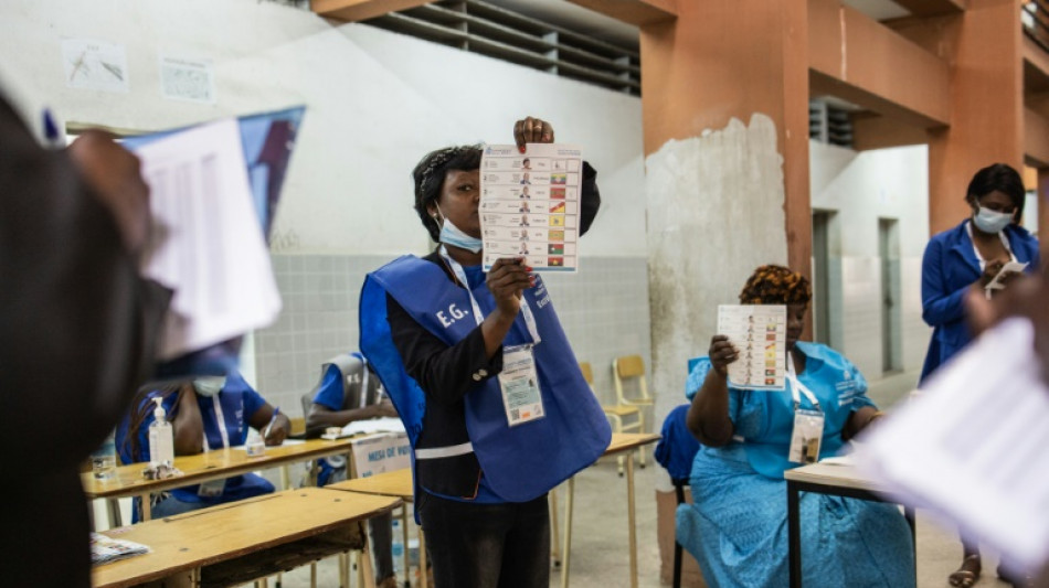 Elections en Angola: le pr&eacute;sident sortant en t&ecirc;te, scrutin historiquement serr&eacute;