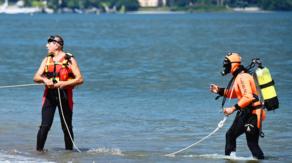 Salva figli caduti in acqua, uomo disperso nel lago di Como