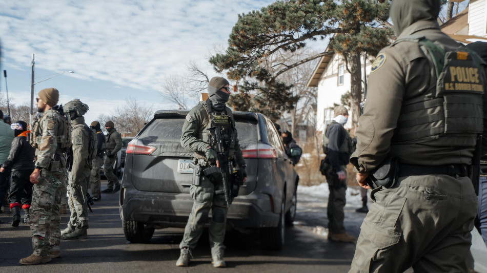 Nuovi scontri a Minneapolis, agenti Ice trascinano donna fuori dall'auto