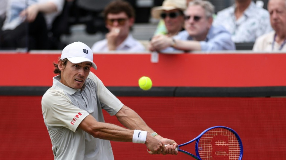 De Minaur races into Queen's Club quarter-finals
