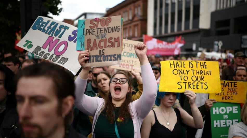 Nach ausl&auml;nderfeindlichen Protesten: Tausende demonstrieren in Belfast gegen Rassismus