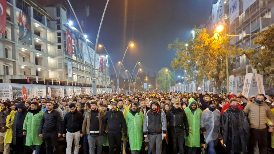 Menschen in der T&uuml;rkei erinnern mit Trauer und Wut an "Jahrhundertbeben" vor zwei Jahren