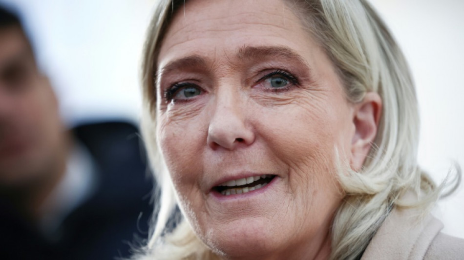 Fonctionnaires non pay&eacute;s si la France n'a pas de budget: Marine Le Pen accuse l'ex&eacute;cutif de "fausses informations"