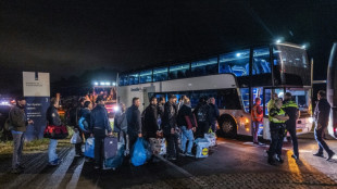 Hunderte Fl&uuml;chtlinge in den Niederlanden von &uuml;berf&uuml;lltem Aufnahmezentrum verlegt
