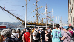 Selfie e sorrisi,l'abbraccio di Genova all'Amerigo Vespucci