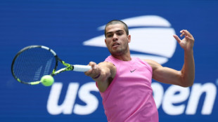 Alcaraz pasa a octavos del US Open con un susto en la rodilla