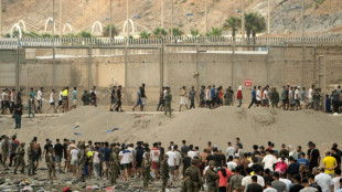 Una avalancha de migrantes paraliza la vida cotidiana en Ceuta
