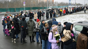 Russie: malgr&eacute; le risque, plus d'un millier de personnes sur la tombe de Navalny