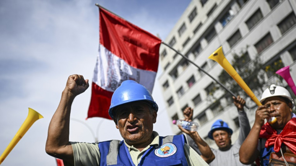 Miles de mineros artesanales completan tercer d&iacute;a de protestas en Per&uacute;