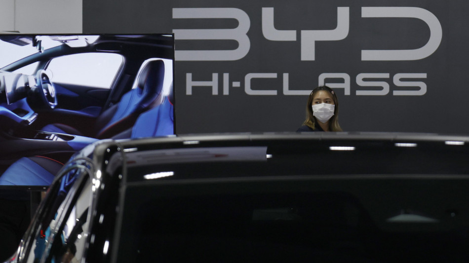 Borsa: Hong Kong negativa, gi&ugrave; i titoli delle e-car cinesi