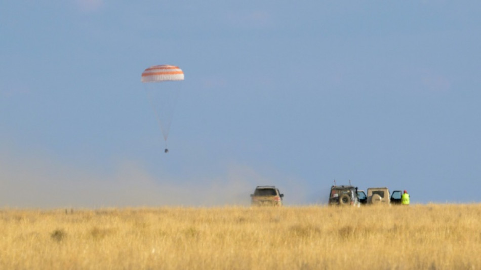 Aterrizan dos rusos y un estadounidense tras una misi&oacute;n de m&aacute;s de un a&ntilde;o en la ISS