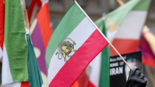 Ir&atilde; promete clem&ecirc;ncia a jovens manifestantes 'enganados' e retorno gradual da internet