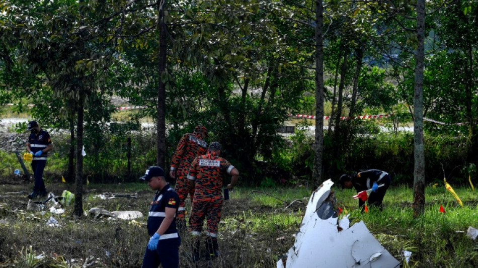 Queda de pequeno avi&atilde;o em rua na Mal&aacute;sia deixa dez mortos