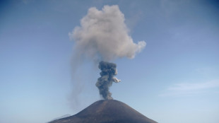 El volc&aacute;n Anak Krakatoa entra en erupci&oacute;n en Indonesia