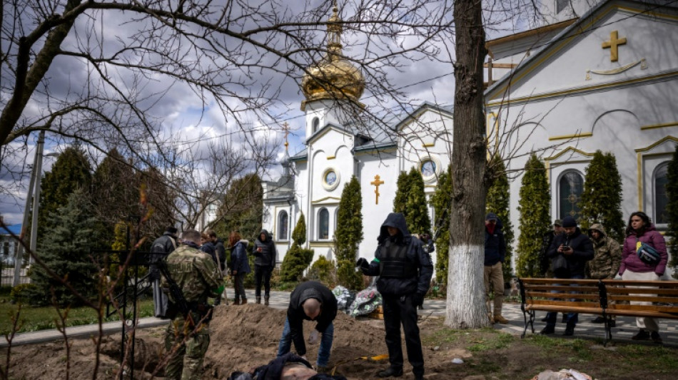 Exhumaci&oacute;n del alcalde y de otras v&iacute;ctimas de "cr&iacute;menes de guerra" en Gostomel, cerca de Kiev
