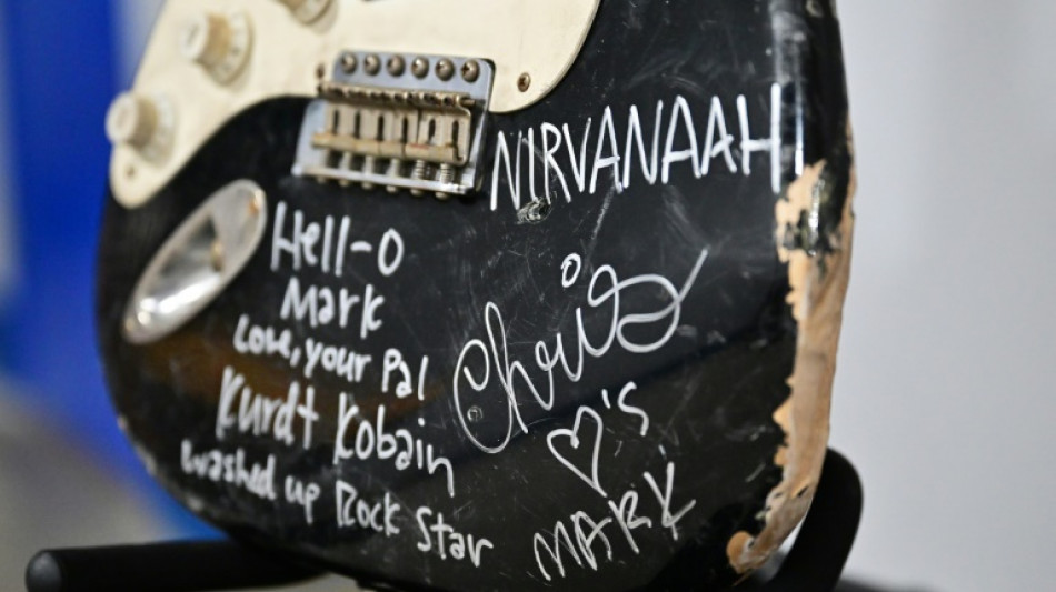 Une guitare bris&eacute;e par Kurt Cobain sur sc&egrave;ne adjug&eacute;e &agrave; 600.000 dollars