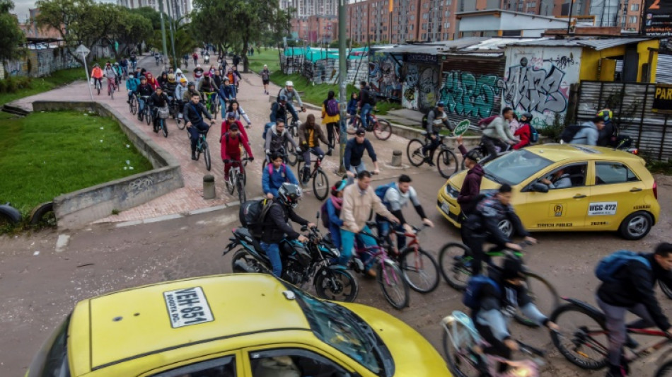 La bicicleta se abre paso entre el infernal tráfico de Bogotá