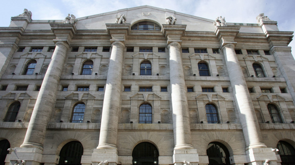 Borsa: Milano in calo con le banche deboli, scivola Amplifon
