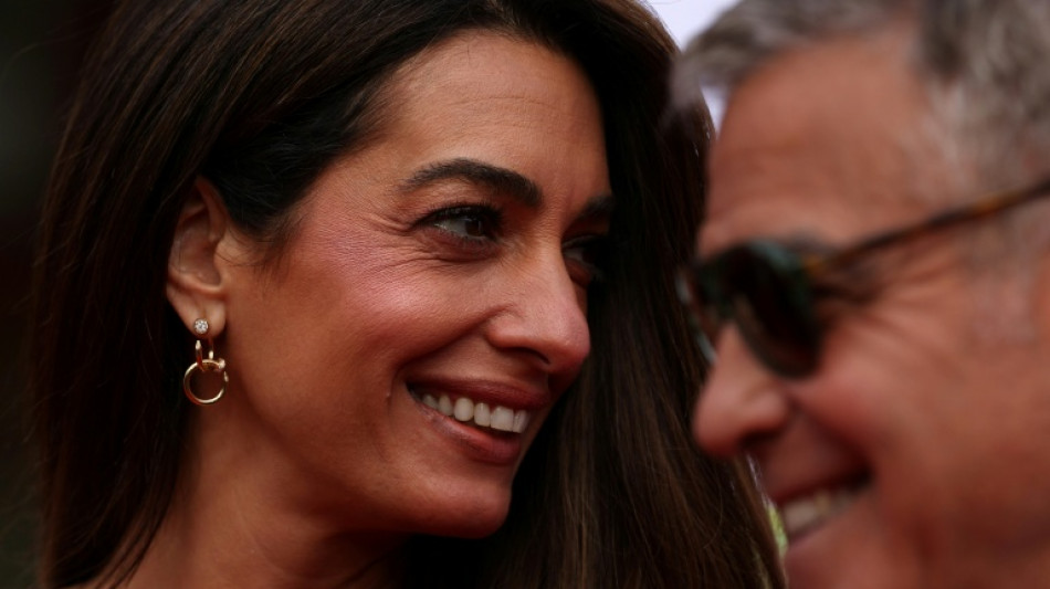 George y Amal Clooney abandonan su vivienda en el sur de Francia debido a un incendio