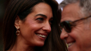 George y Amal Clooney abandonan su vivienda en el sur de Francia debido a un incendio