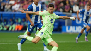Bar&ccedil;a vence Alav&eacute;s (3-0) com hat-trick de Lewandowski e &eacute; l&iacute;der isolado do Espanhol
